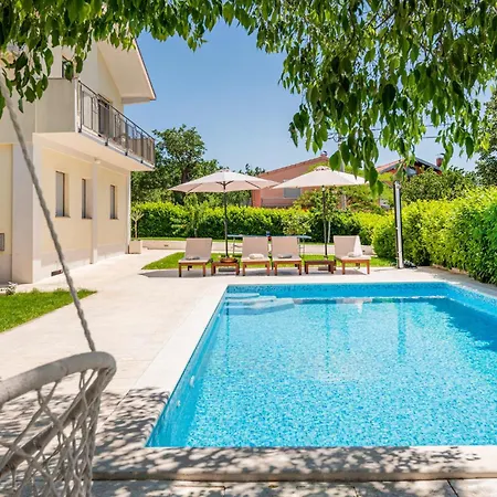 Amazing In With Outdoor Swimming Pool Holiday home *
