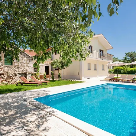 Amazing In With Outdoor Swimming Pool Holiday home *